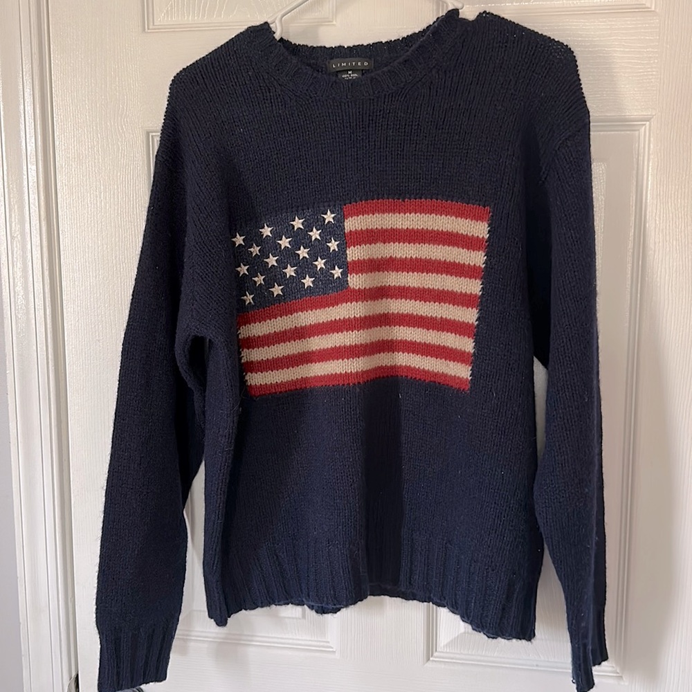 Vintage limited crew neck wool sweater, never worn! 💯 wool. Navy blue